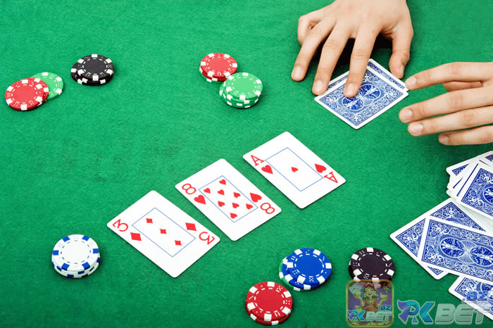 Fold thường là quyết định tiên quyết khi có bài rác trong Poker